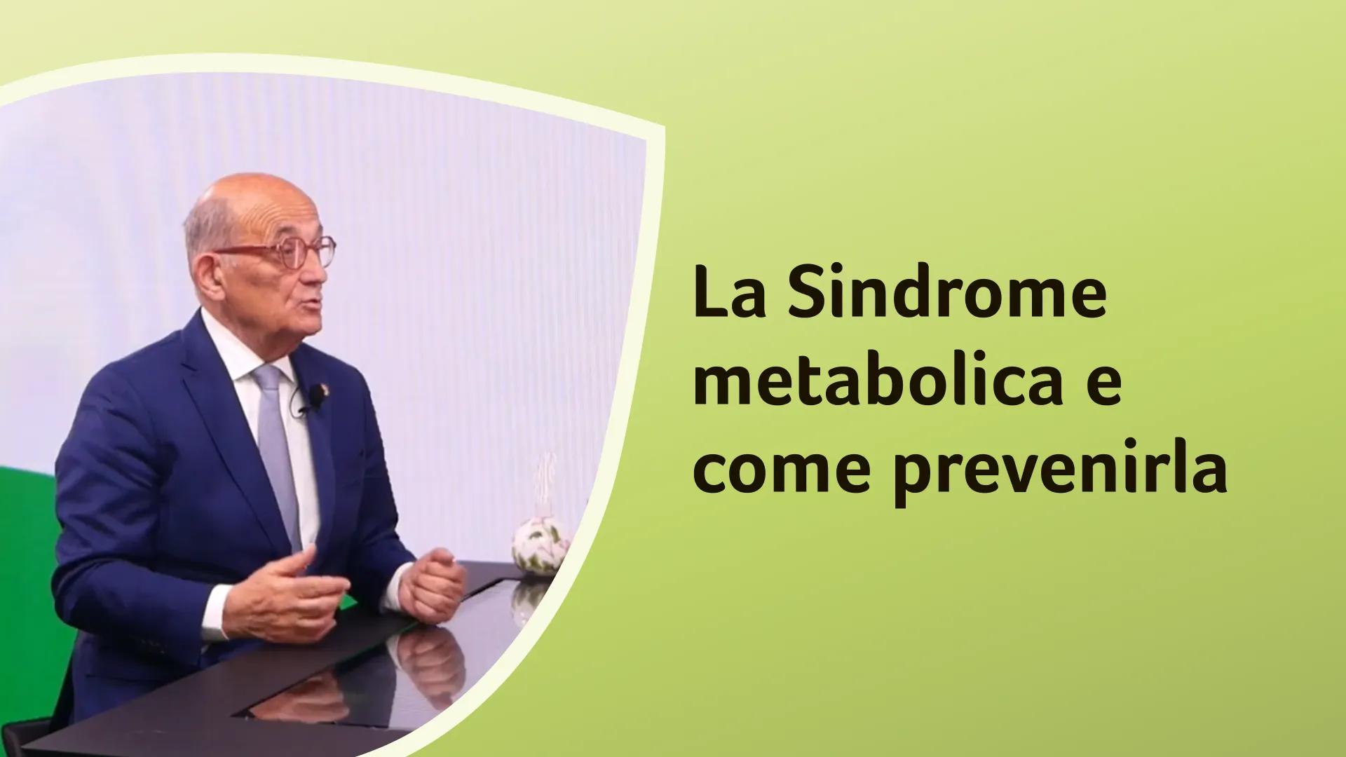 Il dottor Rossi seduto al tavolo discute della sindrome metabolica. Sullo sfondo è riportato il titolo dell'episodio: “La Sindrome metabolica e come prevenirla”.
