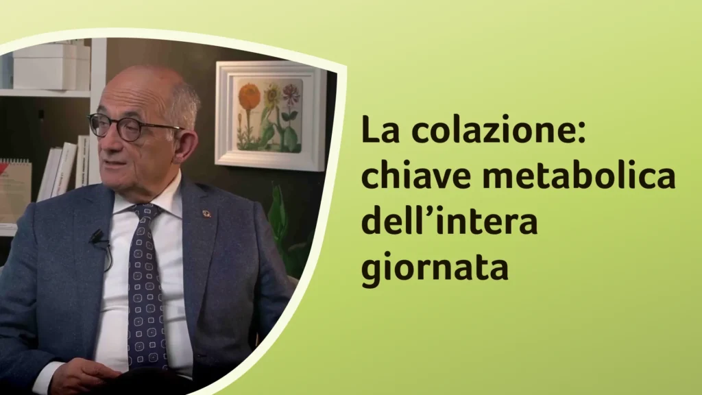 Il dottor Rossi seduto in studio, guarda verso sinistra mentre parla dell’importanza della colazione. Sullo sfondo è riportato il titolo dell'episodio: “La colazione: chiave metabolica dell’intera giornata”.