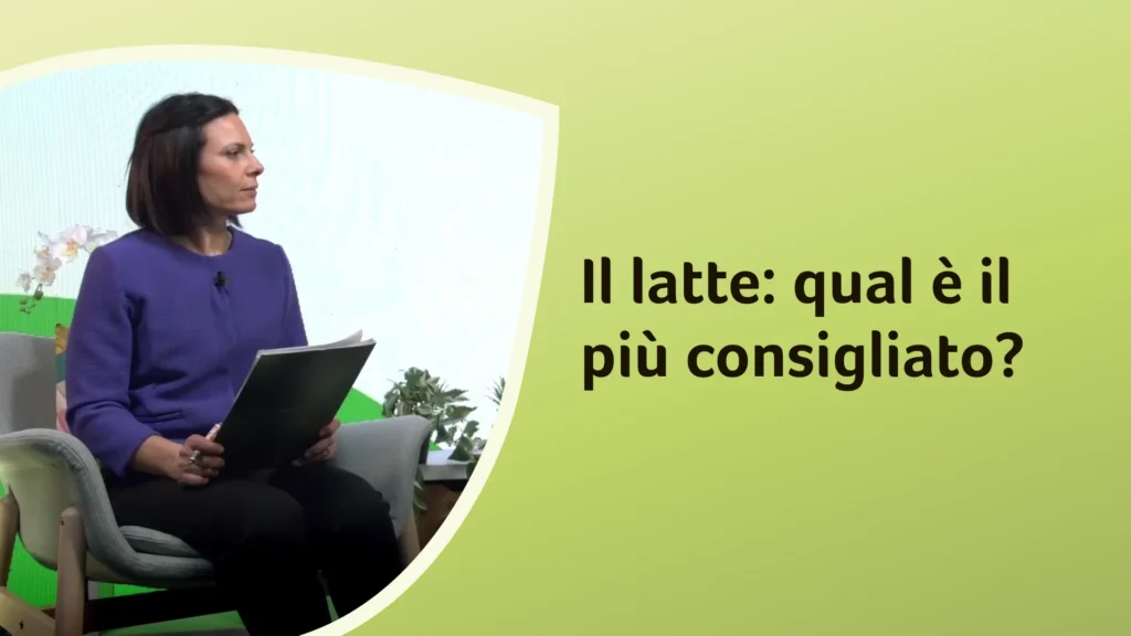 La dottoressa Ferrara seduta con un quaderno in mano, ascolta con attenzione. Sullo sfondo è riportato il titolo dell'episodio: “Il latte: qual è il più consigliato?”.