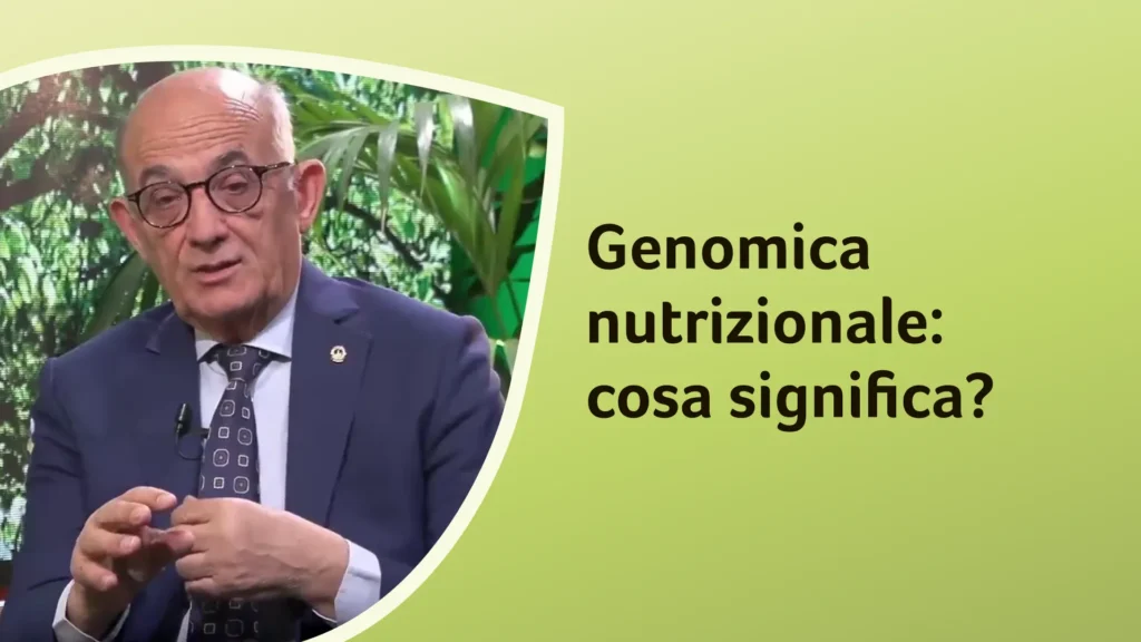Il dottor Rossi spiega con le mani un concetto di nutrizione avanzata, dietro di lui c'è una ricca vegetazione. Sullo sfondo è riportato il titolo dell'episodio: “Genomica nutrizionale: cosa significa?”.