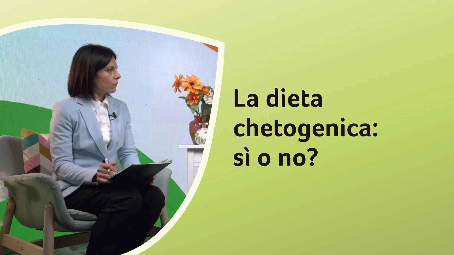 La dottoressa Ferrara è seduta di profilo mentre ascolta con attenzione, con un blocco note sulle ginocchia, pronta a prendere appunti. Sullo sfondo è riportato il titolo dell'episodio "La dieta chetogenica: sì o no?".