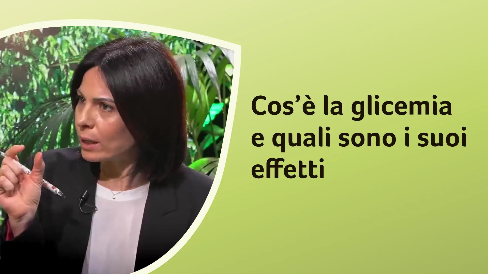 La dottoressa Ferrara ritratta di profilo mentre parla con espressione concentrata, tenendo in mano una penna. Dietro di lei uno sfondo vegetale. Sullo sfondo è riportato il titolo dell'episodio "Cos’è la glicemia e quali sono i suoi effetti".