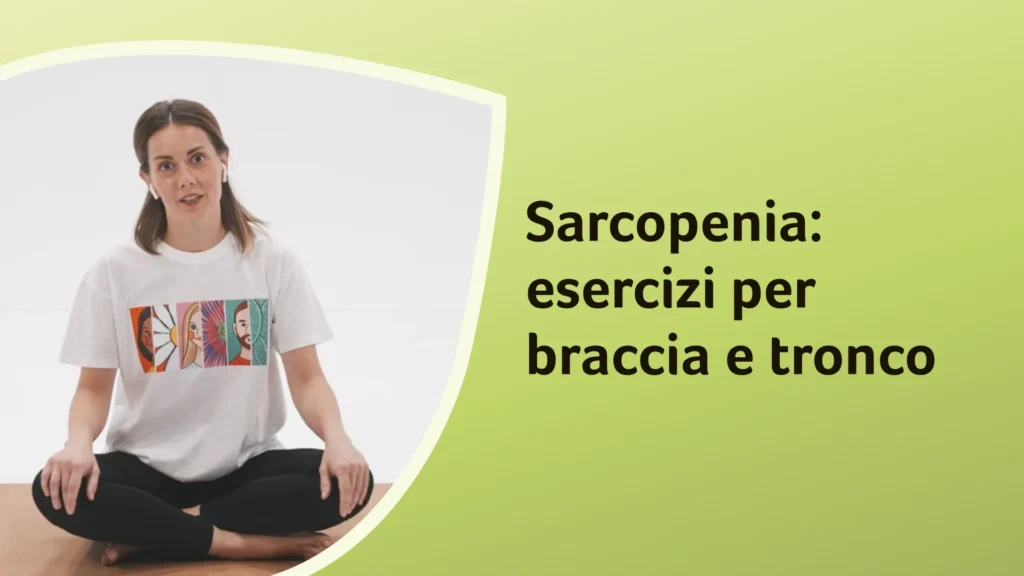 La dottoressa Bernardini seduta a gambe incrociate, pronta a spiegare esercizi per prevenire la sarcopenia. Sullo sfondo è riportato il titolo dell'episodio: “Sarcopenia: esercizi per braccia e tronco”.