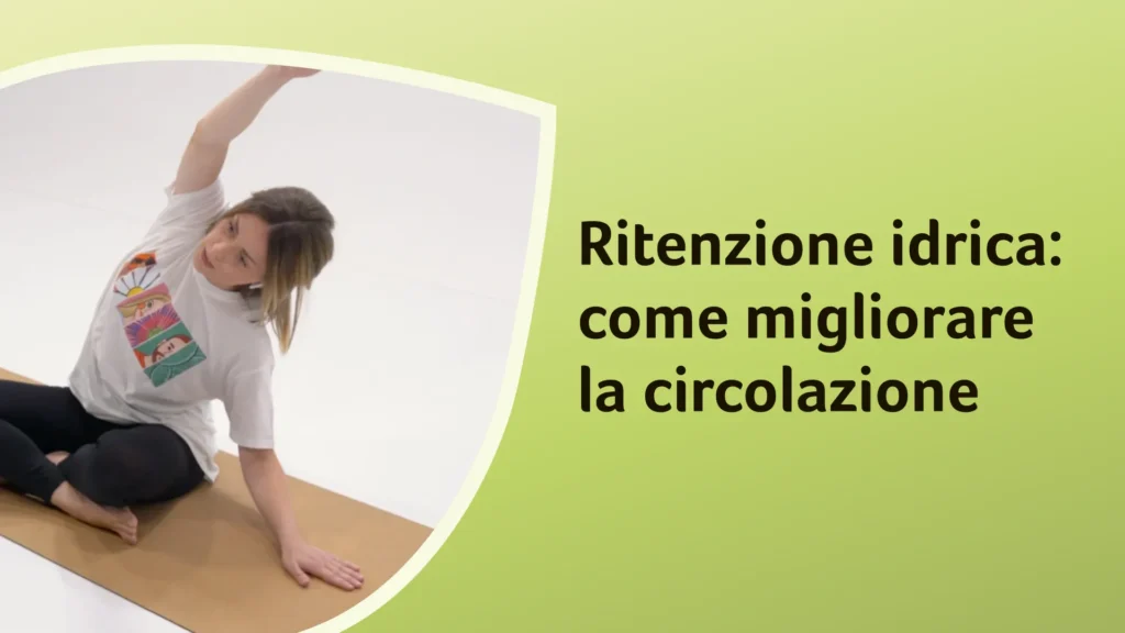 La dottoressa Bernardini seduta sul tappetino, esegue un allungamento laterale per favorire la circolazione. Sullo sfondo è riportato il titolo dell'episodio: “Ritenzione idrica: come migliorare la circolazione”.