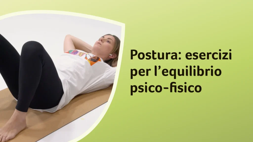 La dottoressa Bernardini sdraiata sul tappetino, con le mani dietro la testa, in posizione di esercizio per la postura. Sullo sfondo è riportato il titolo dell'episodio: “Postura: esercizi per l’equilibrio psico-fisico”.