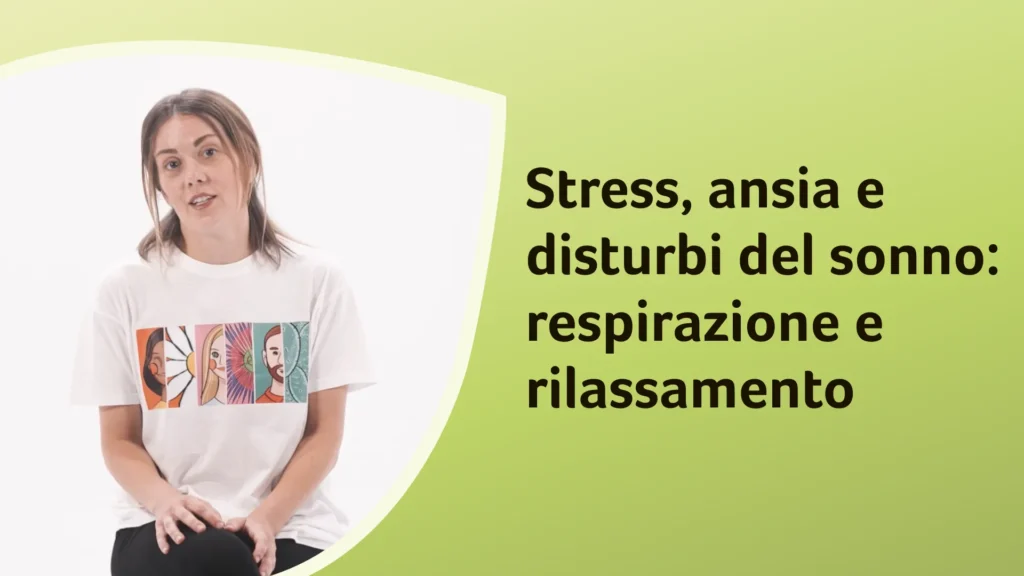 La dottoressa Bernardini seduta in posizione rilassata, parla degli effetti benefici della respirazione e del rilassamento. Sullo sfondo è riportato il titolo dell'episodio: “Stress, ansia e disturbi del sonno: respirazione e rilassamento”.