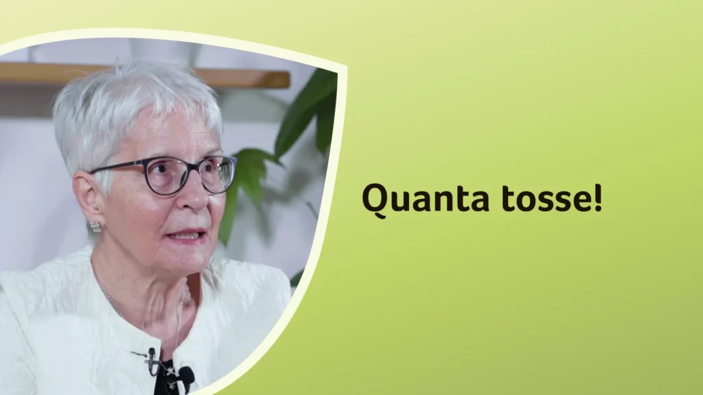 La dottoressa Murgia è ripresa di profilo mentre parla. Sullo sfondo è riportato il titolo dell'episodio: "Quanta tosse!"