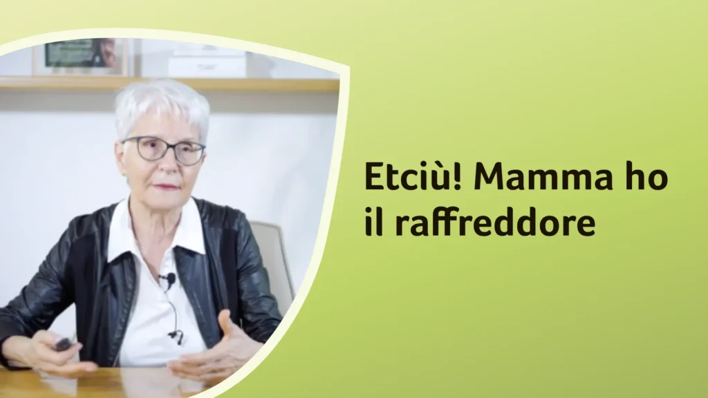 La dottoressa Murgia è seduta e gesticola mentre affronta il tema del raffreddore nei bambini. Sullo sfondo è riportato il titolo dell'episodio: "Etciù! Mamma ho il raffreddore"