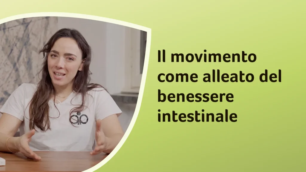 La dottoressa Compagni, seduta a un tavolo, sorride mentre parla. Sullo sfondo è riportato il titolo dell'episodio "Il movimento come alleato del benessere intestinale".