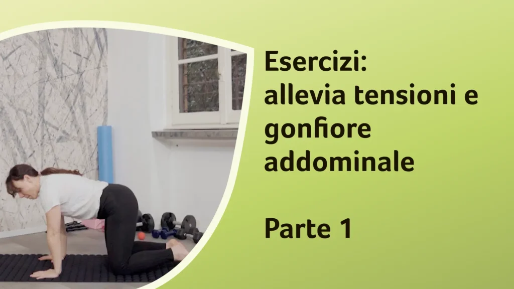 La dottoressa Compagni esegue un esercizio a carponi su un tappetino, in una stanza con pesi e attrezzi fitness. Sullo sfondo è riportato il titolo dell'episodio "Esercizi: allevia tensioni e gonfiore addominale - Parte 1".