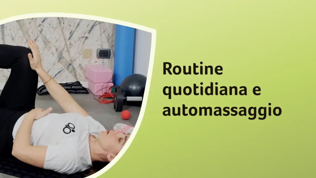 La dottoressa Compagni è distesa a terra su un tappetino, con una mano sull’addome e l’altra sul ginocchio. Attorno ci sono attrezzi da palestra. Sullo sfondo è riportato il titolo dell'episodio "Routine quotidiana e automassaggio".