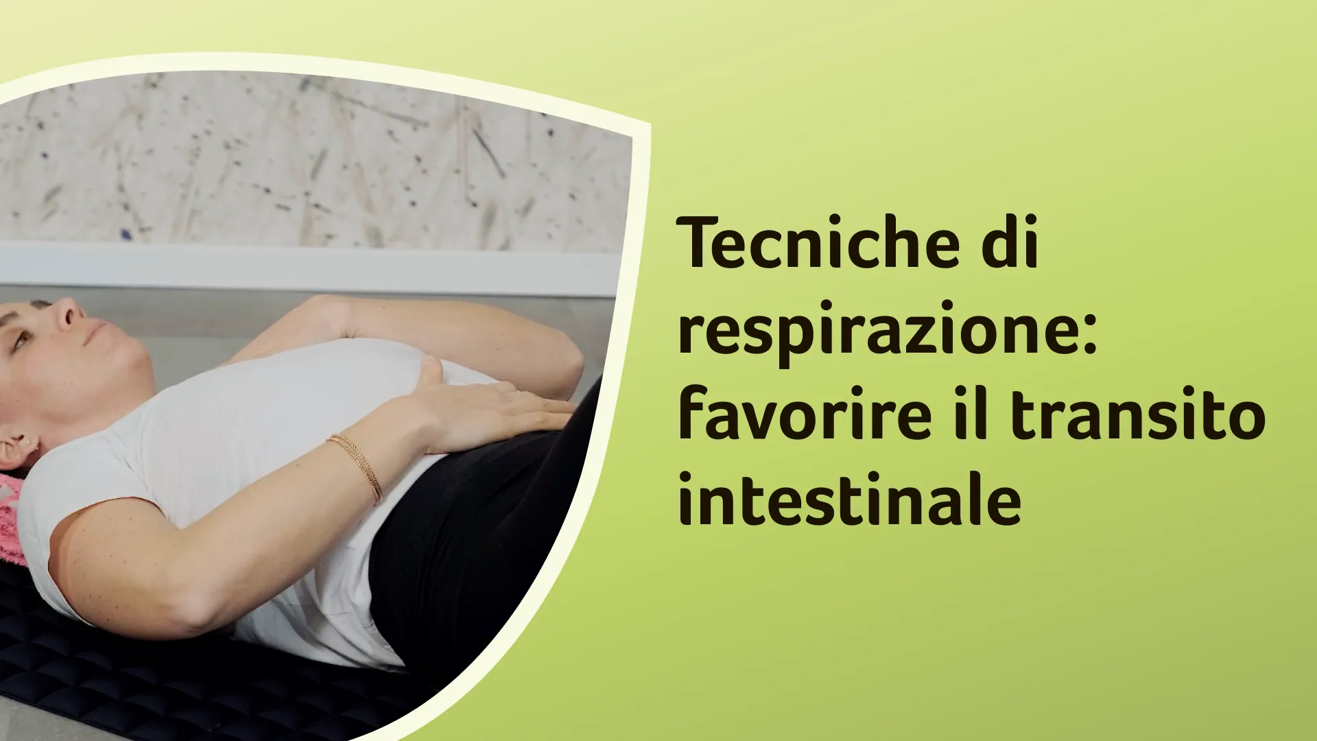 La dottoressa Compagni è sdraiata e si concentra sulla respirazione, con le mani appoggiate sull’addome. Sullo sfondo è riportato il titolo dell'episodio "Tecniche di respirazione: favorire il transito intestinale".