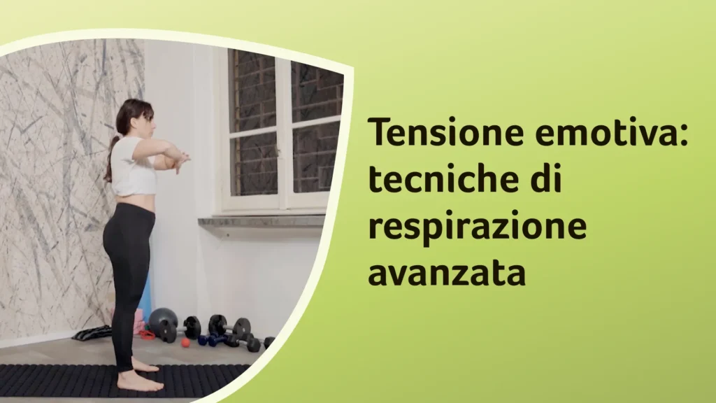 La dottoressa Compagni è in piedi, esegue un esercizio di respirazione con le braccia tese in avanti. Sullo sfondo è riportato il titolo dell'episodio "Tensione emotiva: tecniche di respirazione avanzata".