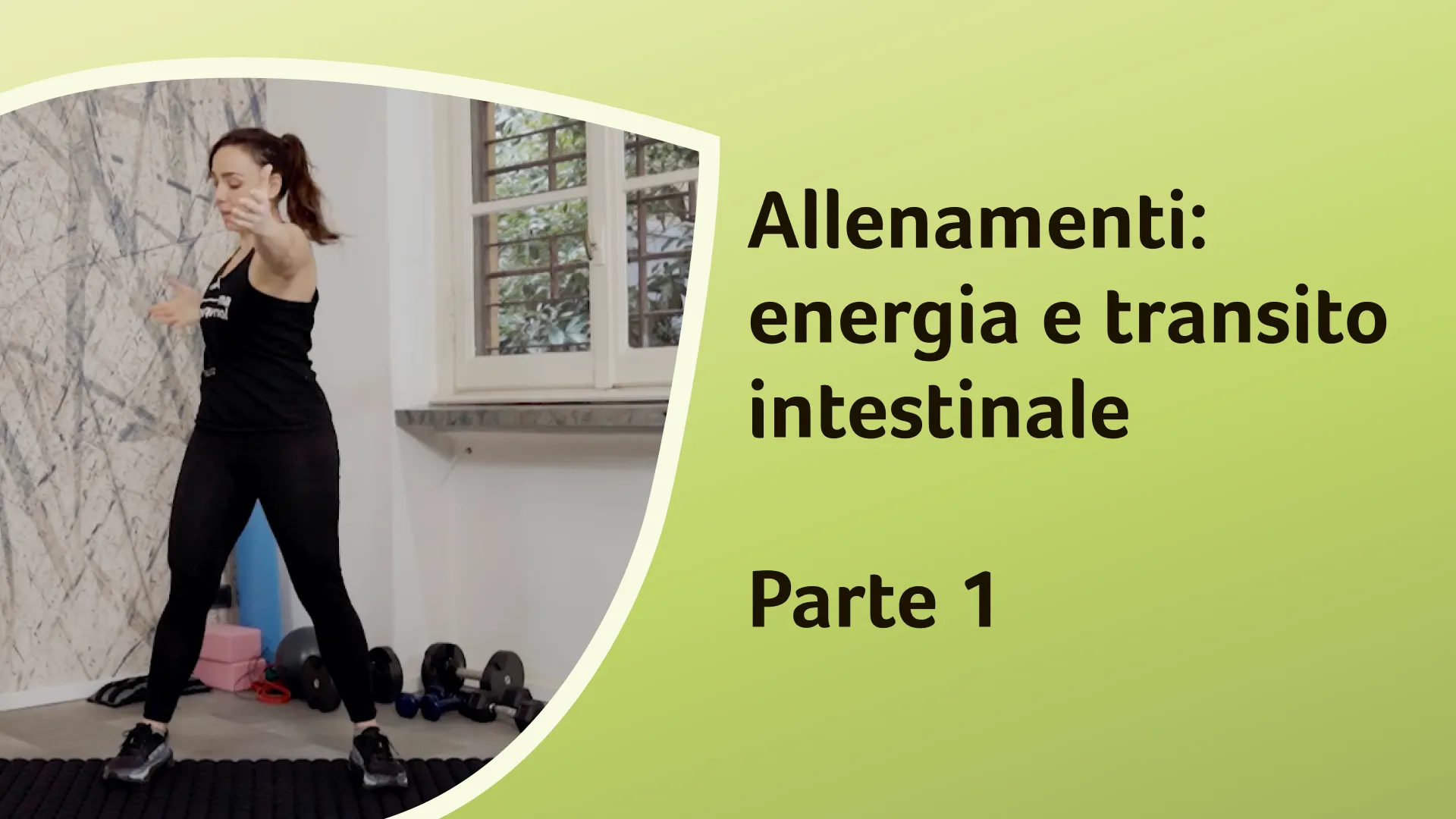 La dottoressa Compagni svolge un allenamento energico, in posizione eretta con le braccia aperte. Sullo sfondo è riportato il titolo dell'episodio "Allenamenti: energia e transito intestinale - Parte 1".