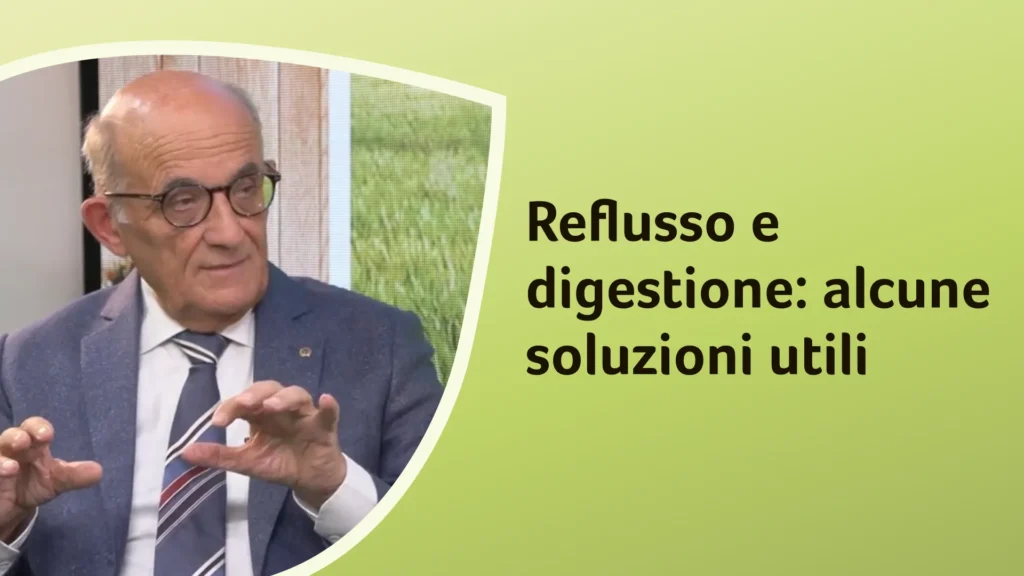 Il dottor Rossi spiega con le mani, in studio. Sullo sfondo è riportato il titolo dell'episodio "Reflusso e digestione: alcune soluzioni utili"