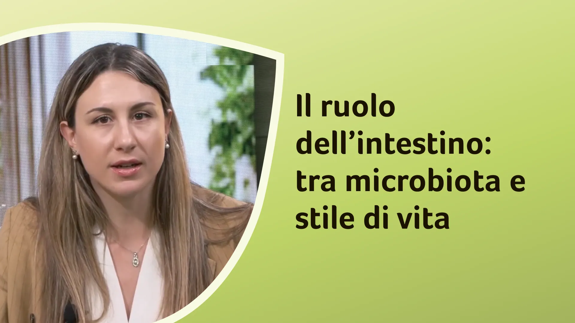 La dottoressa Freddoni interviene in primo piano. Sullo sfondo è riportato il titolo dell'episodio "Il ruolo dell’intestino: tra microbiota e stile di vita"