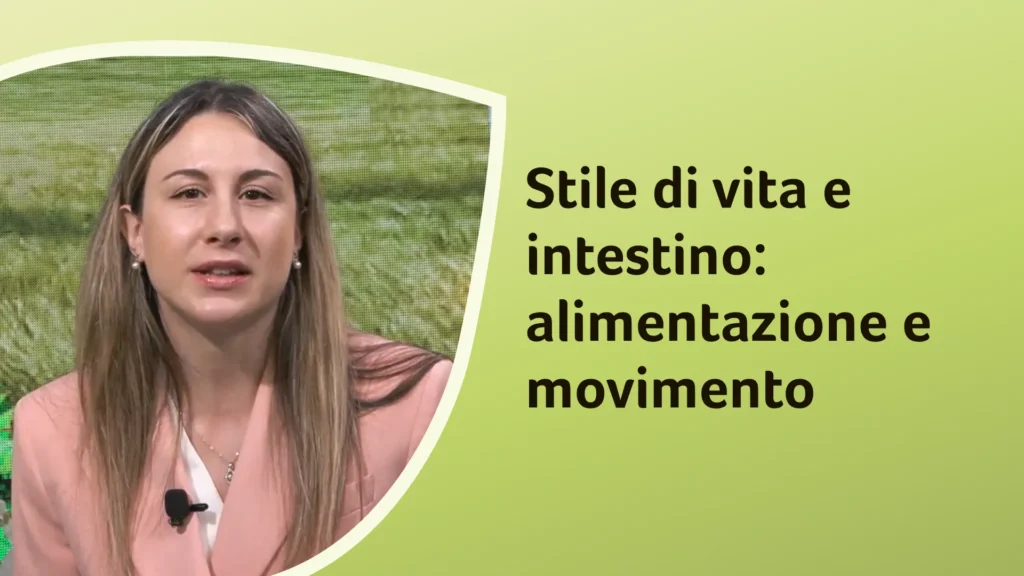 La dottoressa Freddoni parla con un’espressione seria. Sullo sfondo è riportato il titolo dell'episodio "Stile di vita e intestino: alimentazione e movimento"