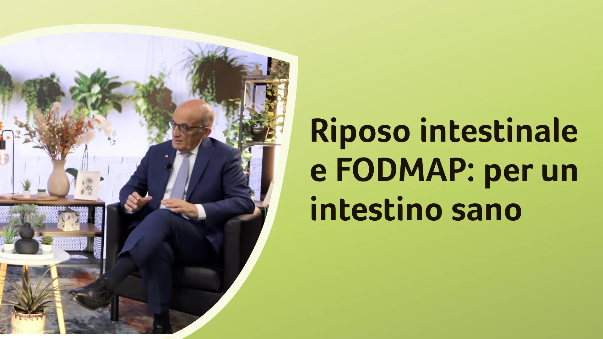 Il dottor Rossi è seduto e parla in un ambiente rilassante con piante. Sullo sfondo è riportato il titolo dell'episodio "Riposo intestinale e FODMAP: per un intestino sano"