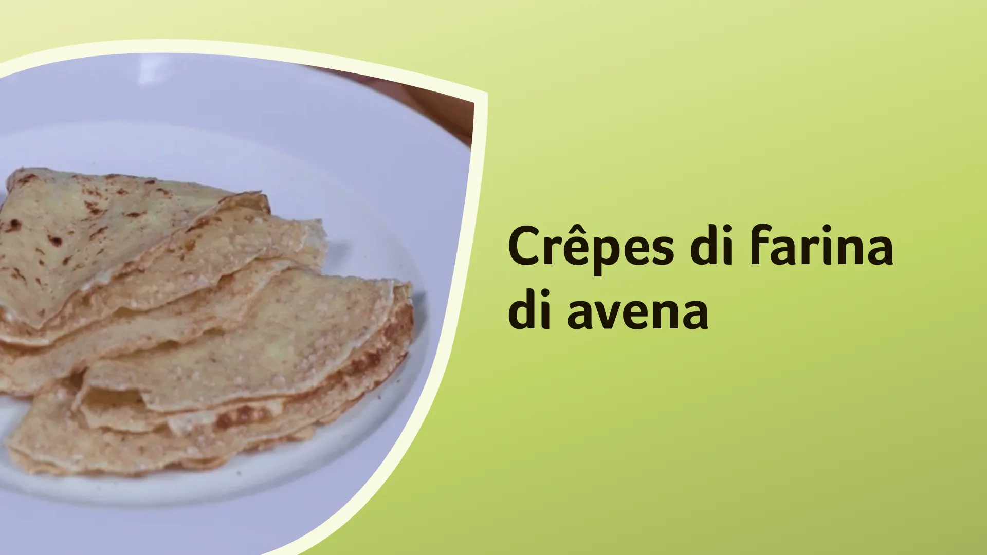 piatto con 3 crepes ripiegate, pronte per essere farcite