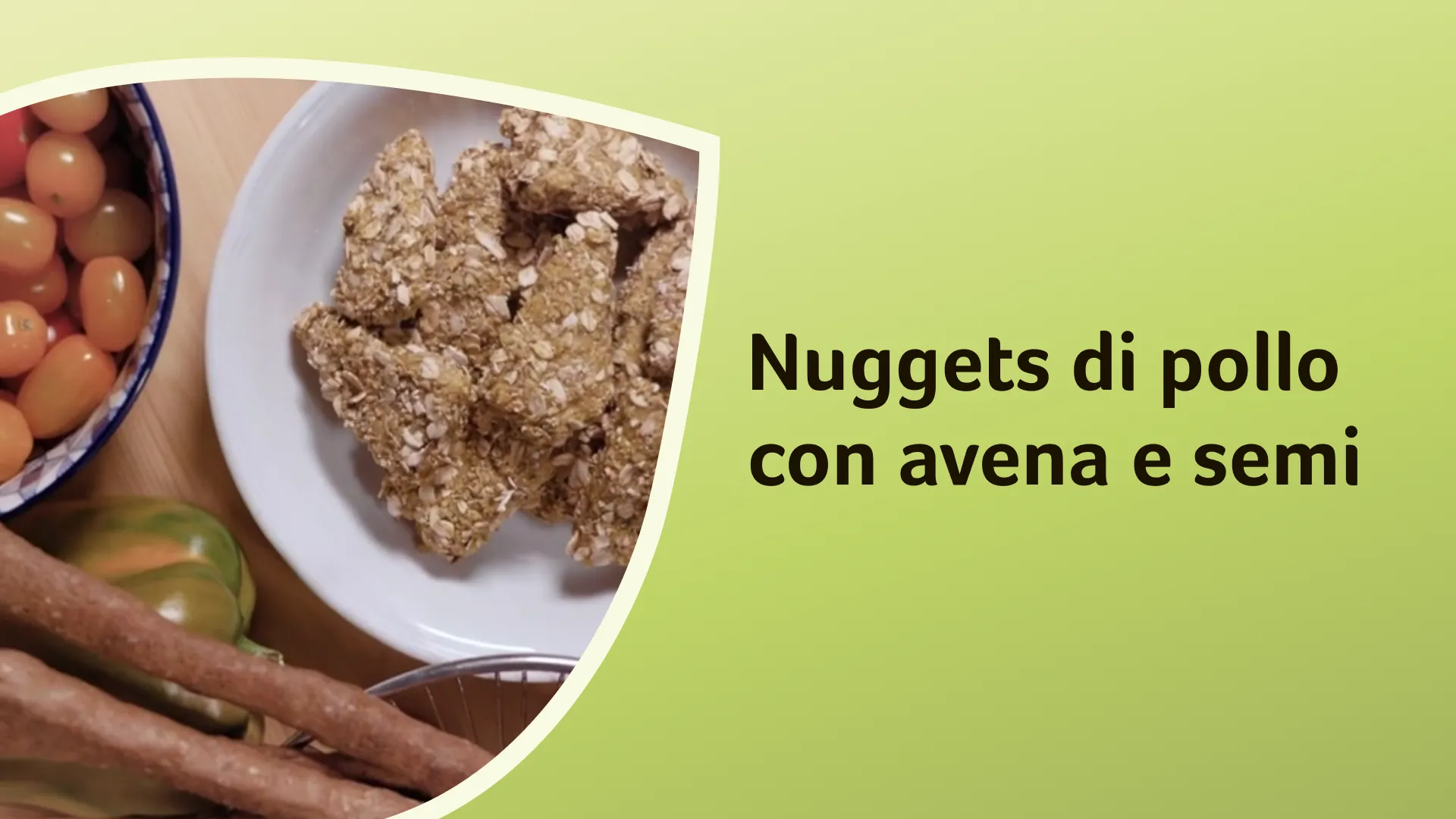 piatto di bocconcini di pollo impanati con avena, accompagnati da pomodorini