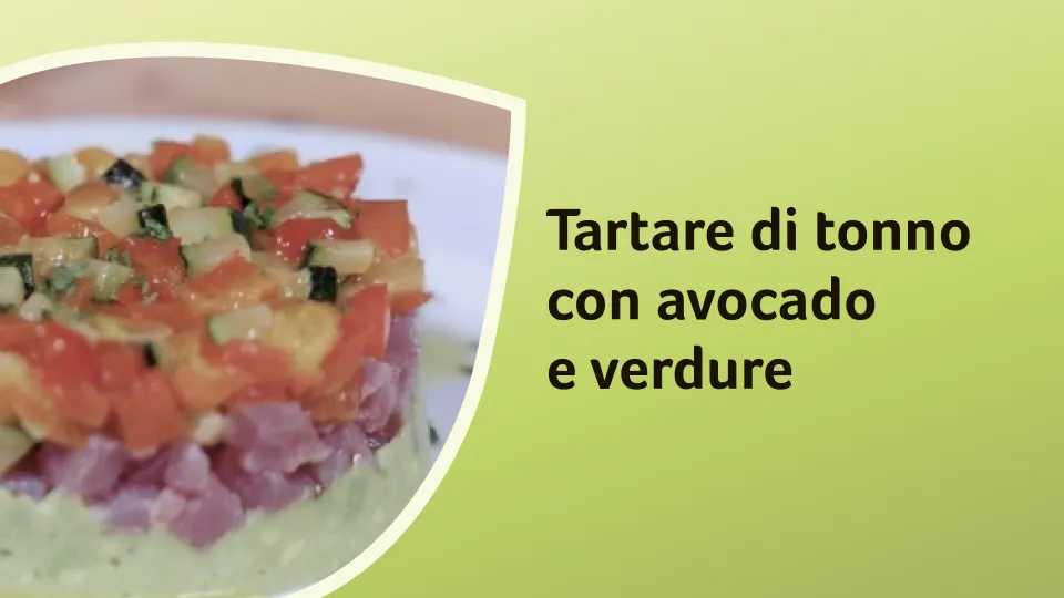 tartare di tonno su letto di avocado accompagnata da dadolata di verdure