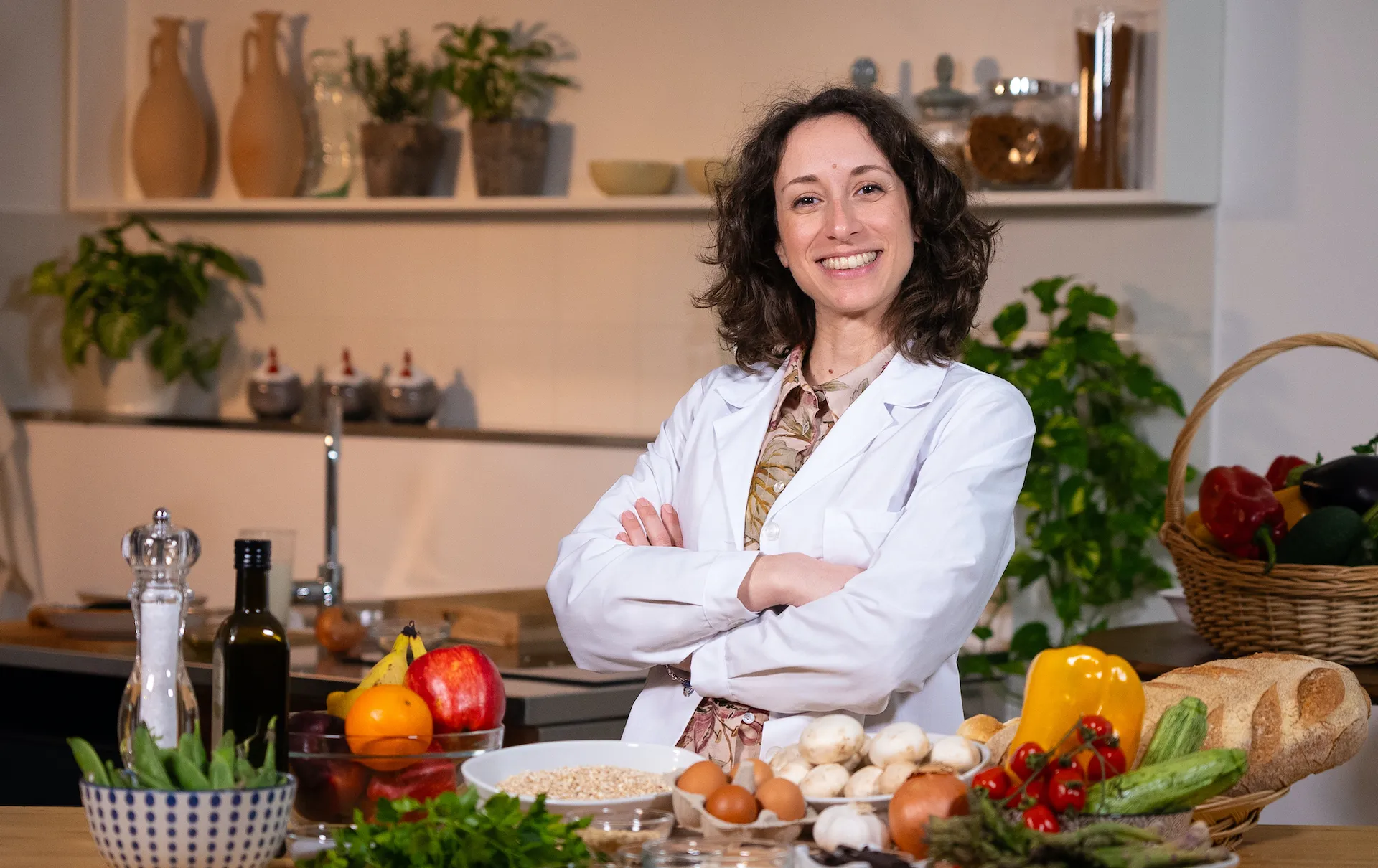 foto della Nutrizionista Michela Chiella che sorride in cucina