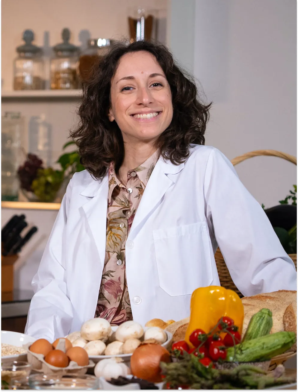 foto della Nutrizionista Michela Chiella che sorride in cucina
