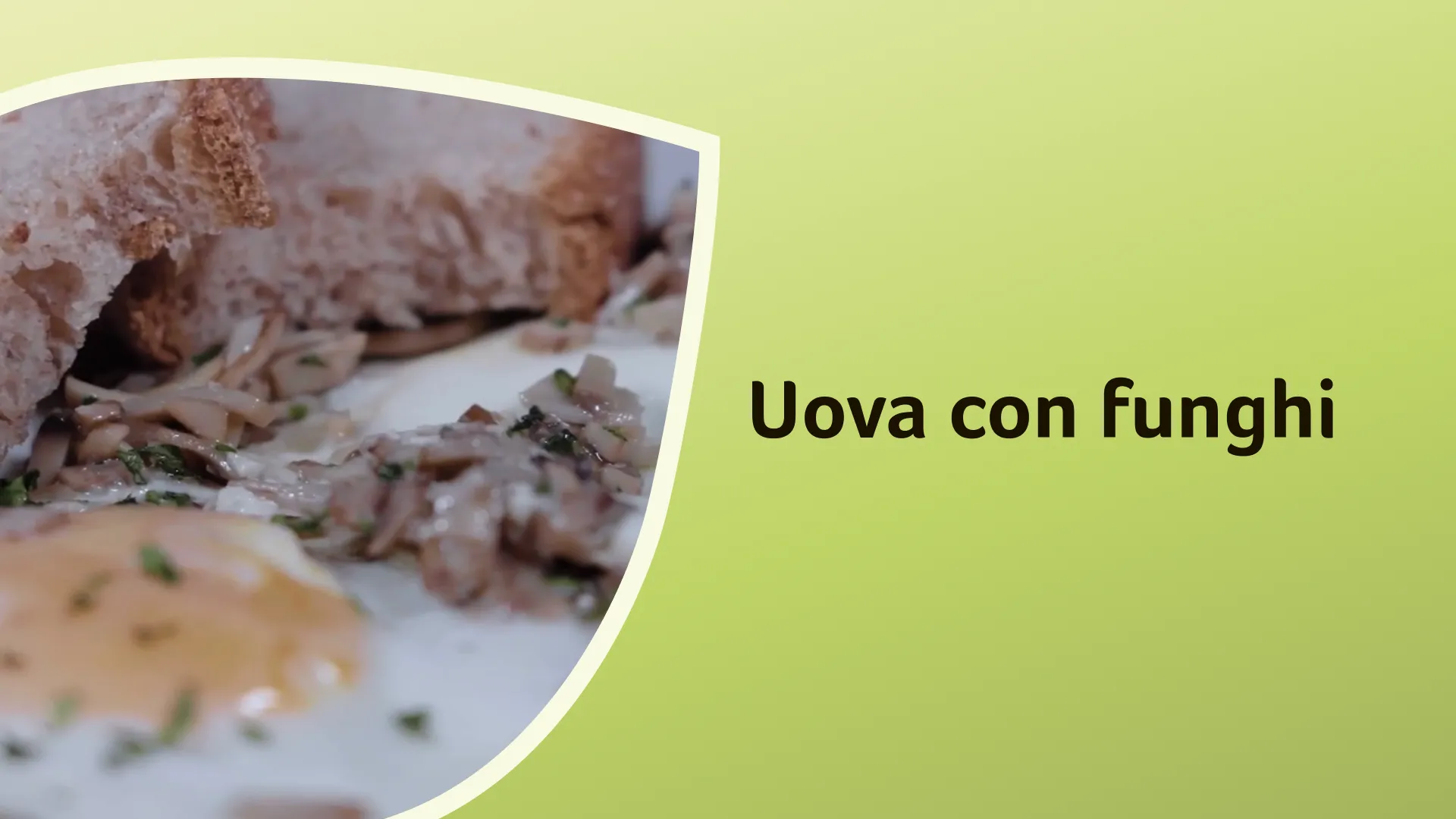 uova con spolverata di prezzemolo, funghi e crostone di pane