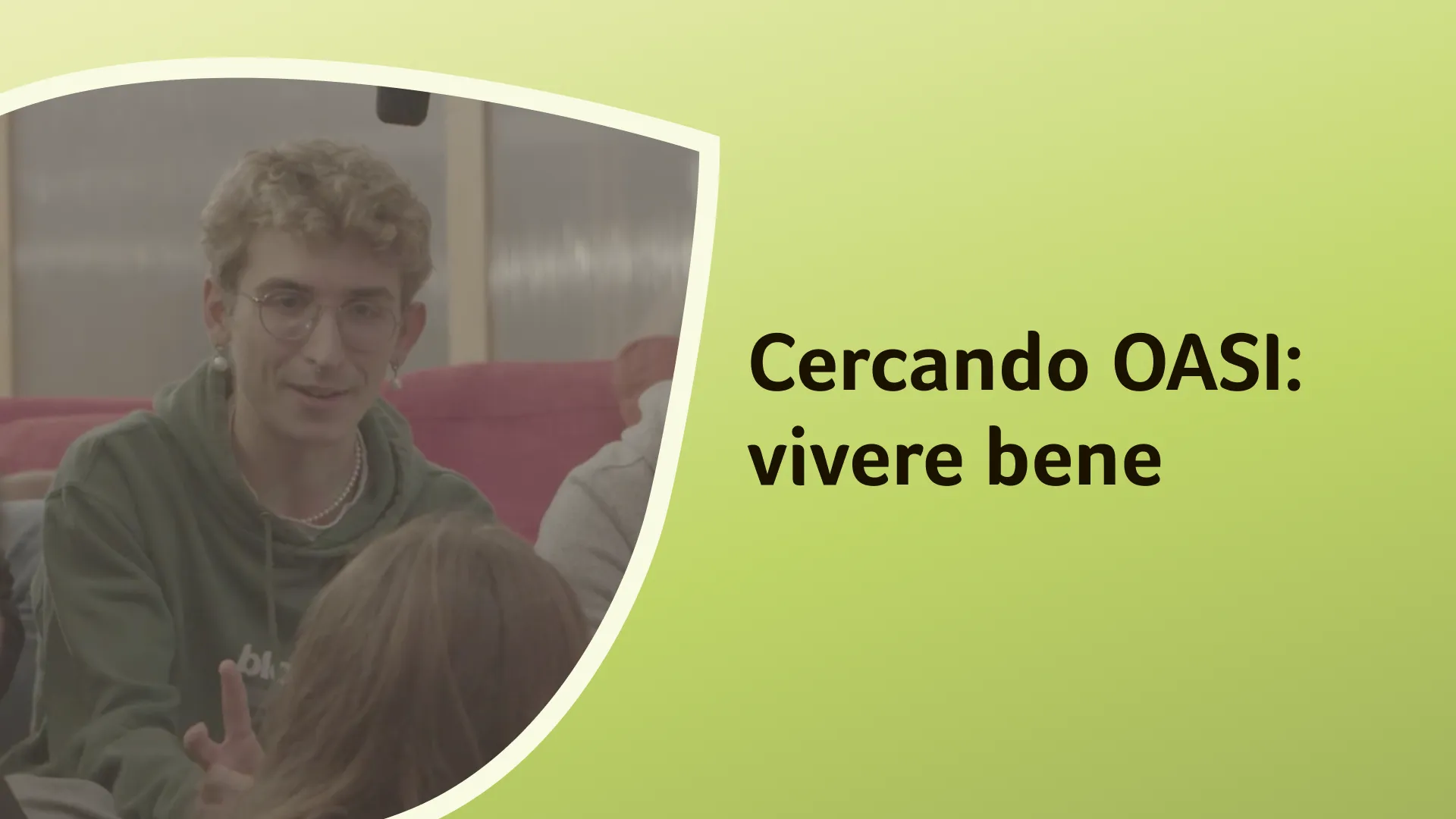 i ragazzi di Scomodo che si confrontano seduti davanti a un microfono