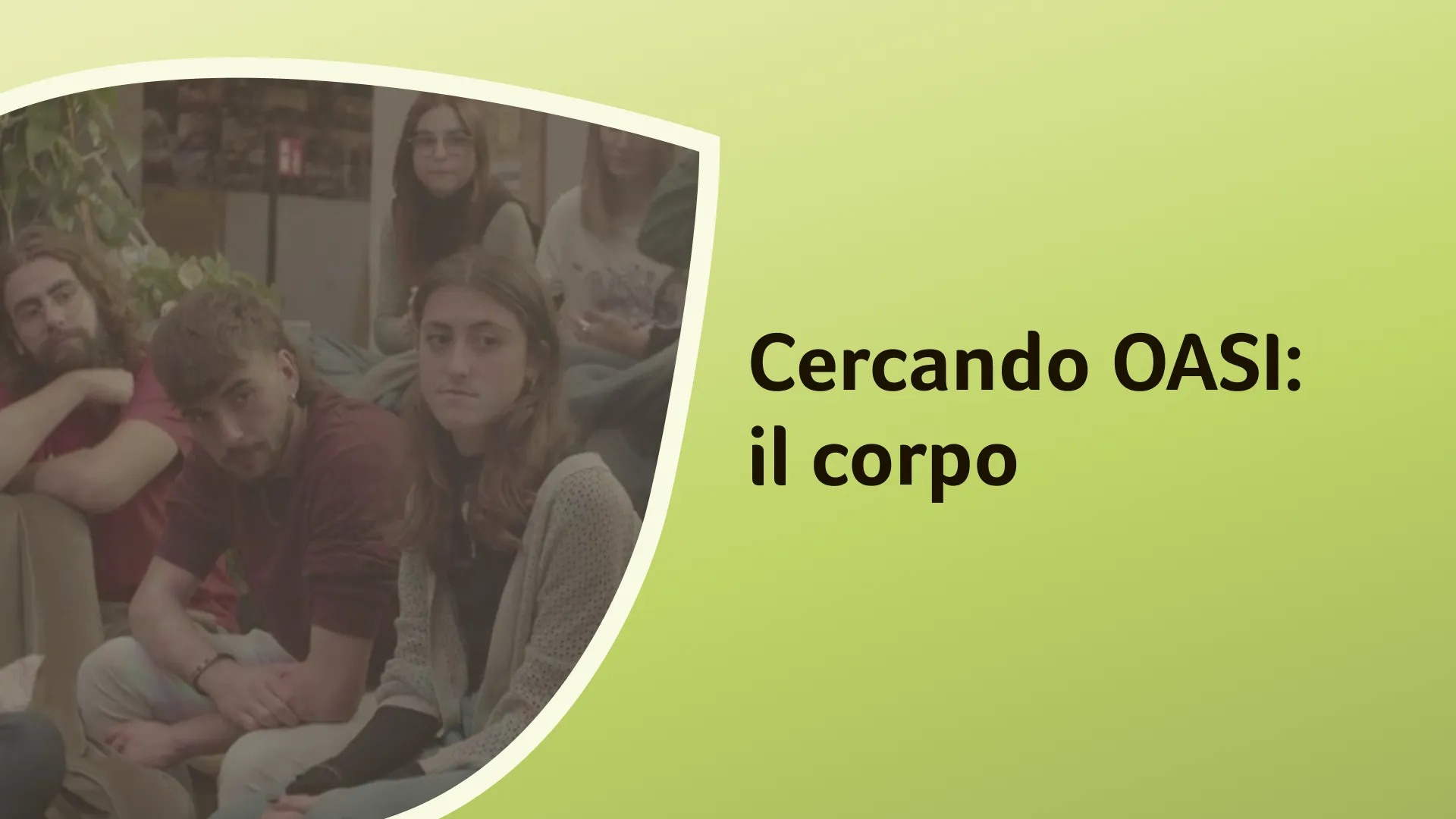 i ragazzi di Scomodo che si confrontano seduti davanti a un microfono