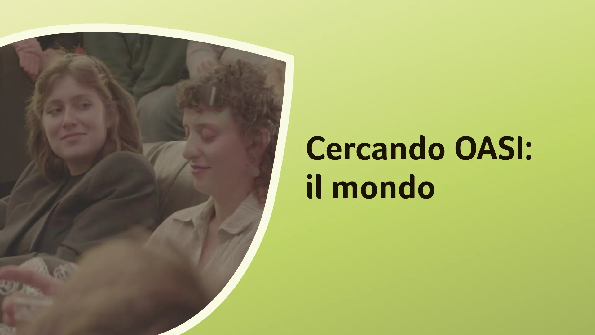i ragazzi di Scomodo che si confrontano seduti davanti a un microfono