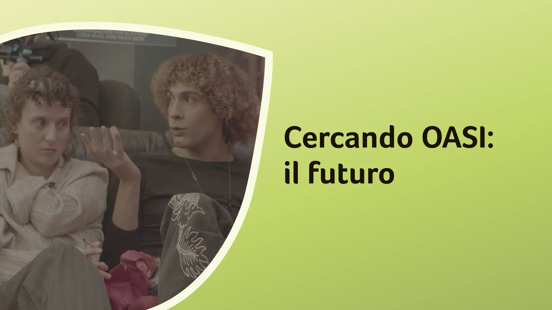 i ragazzi di Scomodo che si confrontano seduti davanti a un microfono