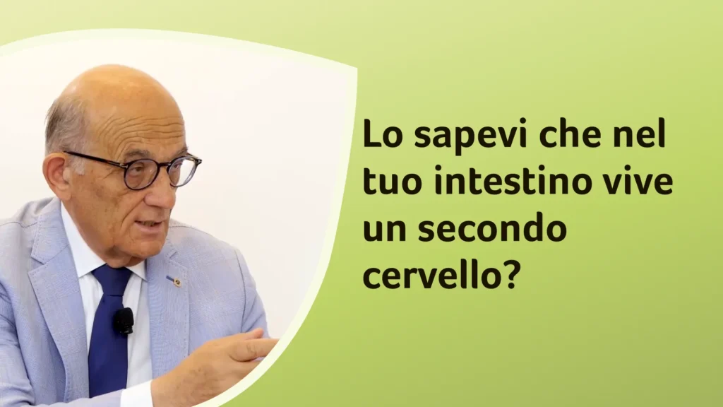 Il dottor Rossi spiega con le mani, in studio. Sullo sfondo è riportato il titolo dell'episodio "Lo sapevi che nel tuo intestino vive un secondo cervello?"