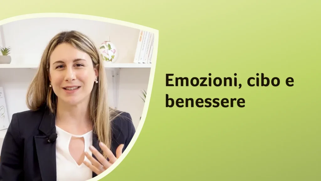 La dottoressa Freddoni spiega con le mani, in studio. Sullo sfondo è riportato il titolo dell'episodio "Emozioni, cibo e benessere"
