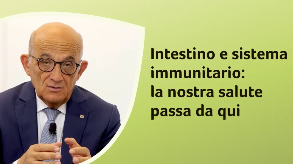 Il dottor Rossi spiega con le mani, in studio. Sullo sfondo è riportato il titolo dell'episodio "Intestino e sistema immunitario: la nostra salute passa da qui"