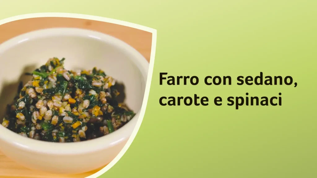 Un piatto di farro con sedano, carote e spinaci