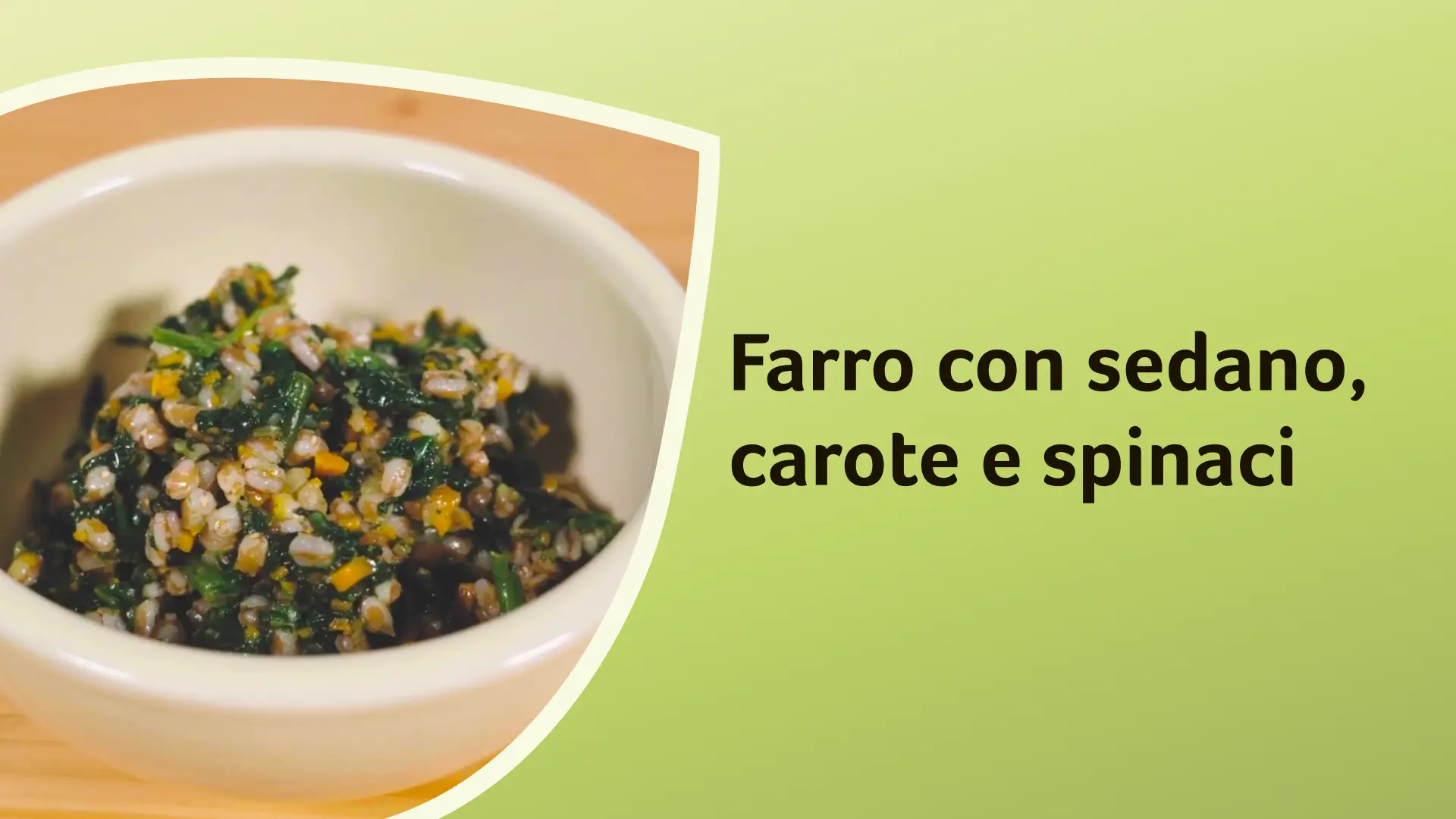Un piatto di farro con sedano, carote e spinaci