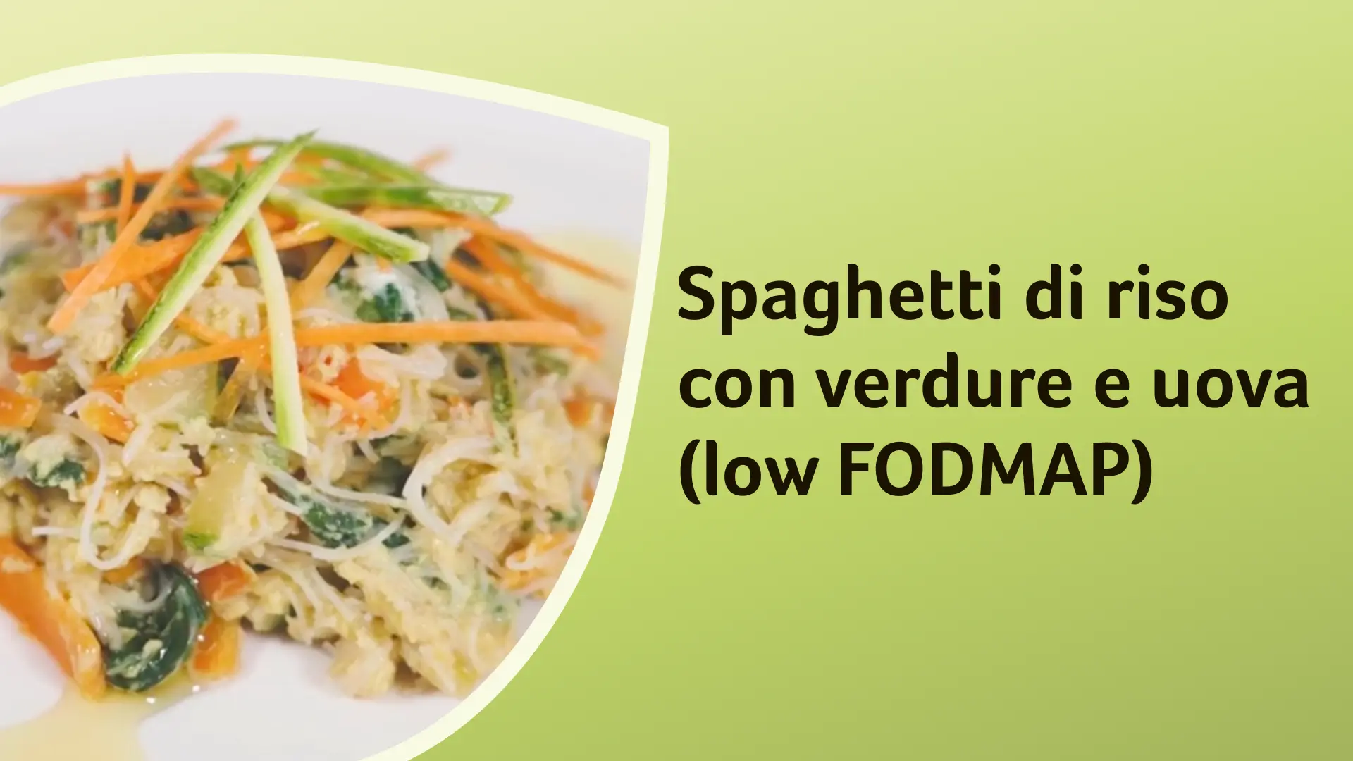 Un piatto di spaghetti di riso con verdure