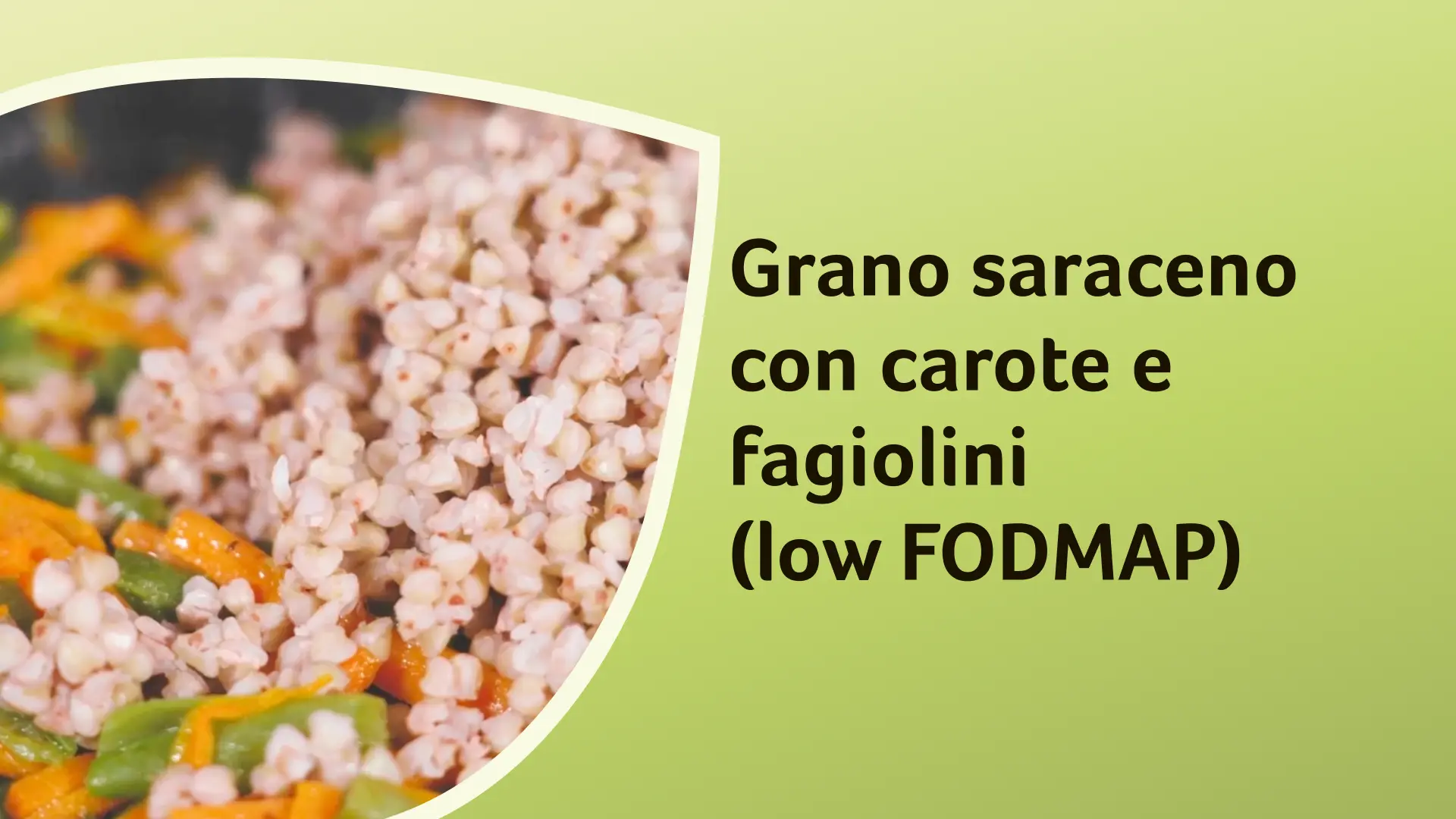 Un piatto di grano saraceno con carote e fagiolini